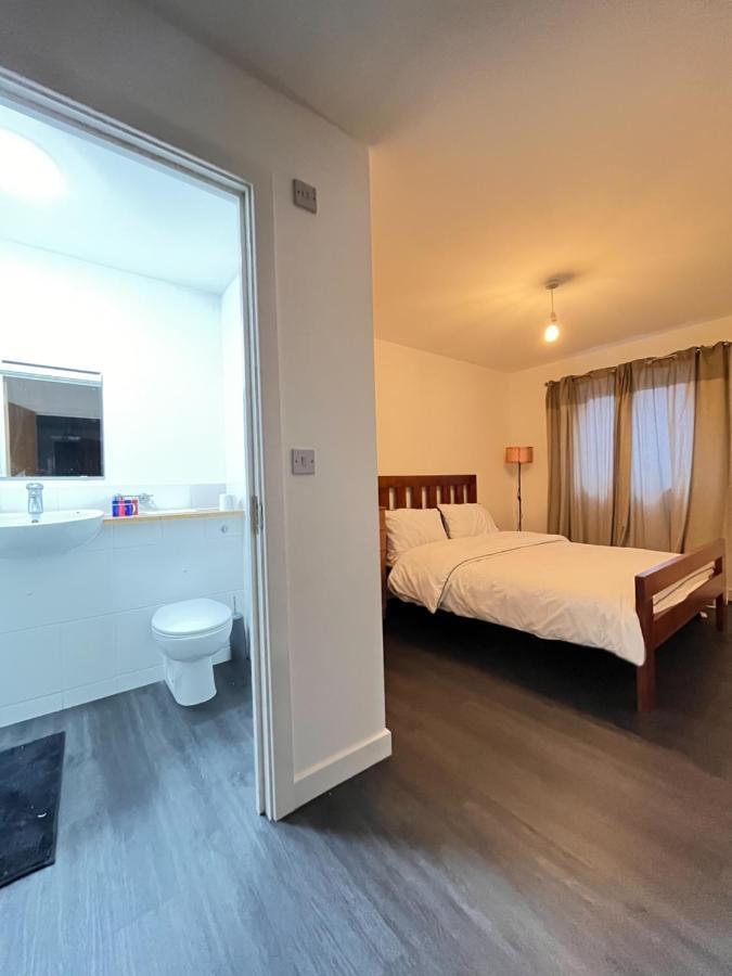 Spacious London Apartment 5 Min Walk To Leytonstone Underground Station And 5 Stops To Zone 1 Екстериор снимка
