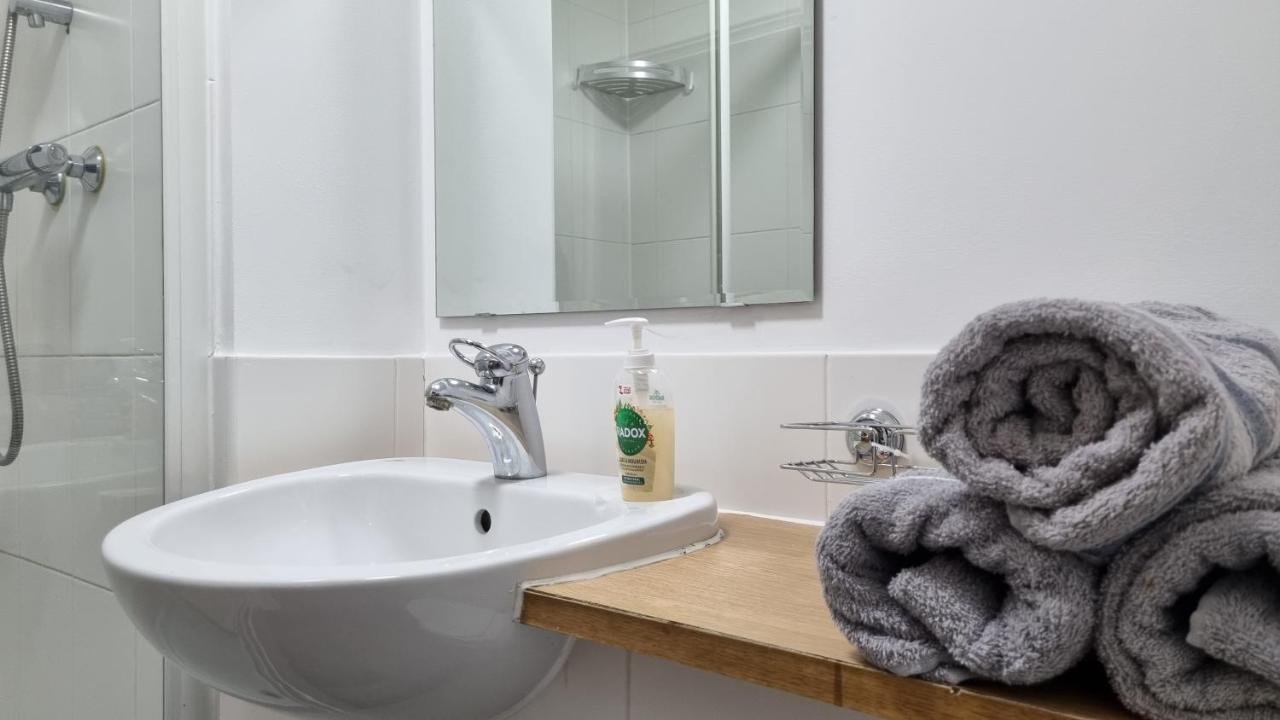 Spacious London Apartment 5 Min Walk To Leytonstone Underground Station And 5 Stops To Zone 1 Екстериор снимка