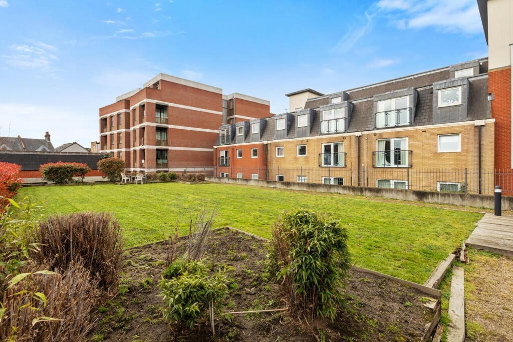 Spacious London Apartment 5 Min Walk To Leytonstone Underground Station And 5 Stops To Zone 1 Екстериор снимка